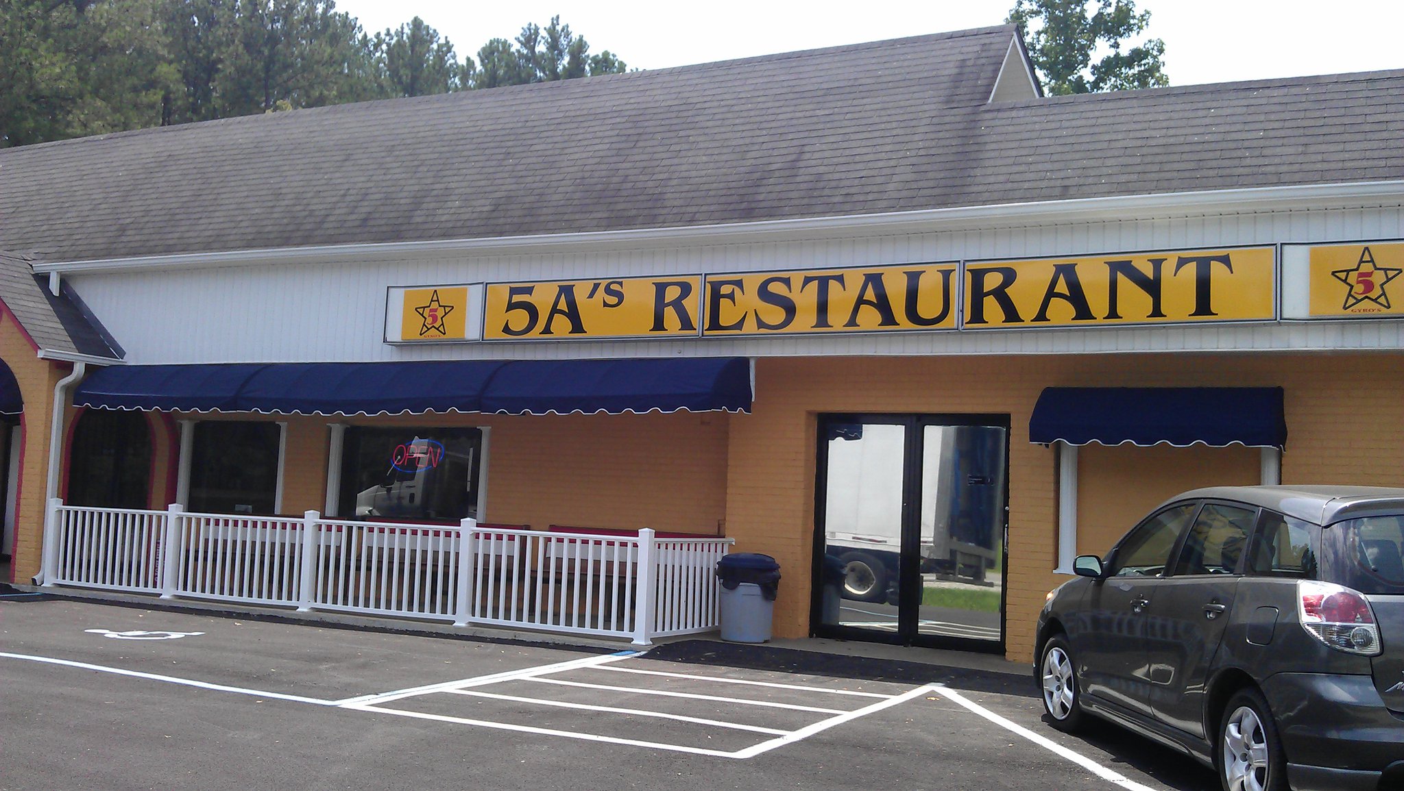 5 As Restaurant Picture 4